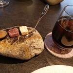 CORK - 小菓子とアイスコーヒー