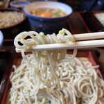 石挽　手打ち　いわもと - 少しわさびをのせて。甘みの後にツーンと鼻に来ます。