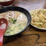 一輝亭 - チャーハン少なめって…ラーメン＋スープより多い( ´∀`)