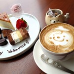 343974093 - チョコレートプレートとカフェラテ