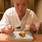 東麻布 天本 - 玉にはちみつをかける大将