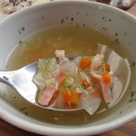 くわの木Cafe - コンソメスープはベーコンと細切れ野菜入り
