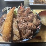 満天富士 - よくばり丼　唐揚げは人気メニューのようで、期待に違わぬ美味しさでした。