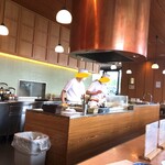 天ぷら さき亭 - "コの字型の広いカウンターで囲まれている厨房"
