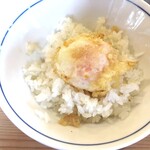天ぷら さき亭 - "おかわりした御飯の上に玉子を乗せて"