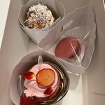 リョウラ - シューキャラメル420円　レブリー660円　ショコラフランボワーズマカロン350円