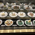 Bicerin 新宿タカシマヤ店 - お店の前に飾られているスウィーツのショーケース