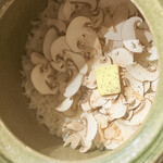 焼とり 常世長鳴鳥 - 季節の土鍋ごはん（ブラウンマッシュルーム＆バター）