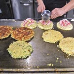 将軍 - 調理場の鉄板で焼かれる お好み焼き類