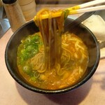 三国そば - かけそばカレー味辛口チーズトッピングおにぎり