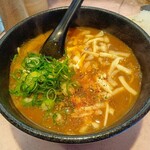 三国そば - かけそばカレー味辛口チーズトッピングおにぎり