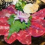 博多もつ鍋 前田屋 - 本場熊本直送馬刺し