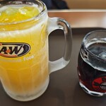 A&W - キンキンに冷えたオレンジジュースとルートビア。