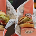 A&W - スーパーモッツァとJrモッツァバーガー大きさ比較。