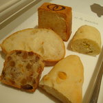 ラール・エ・ラ・マニエール - (2010/03)ポワン・エ・リーニュの５種類のパン。