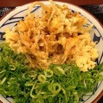 丸亀製麺 - かき揚げにねぎたっぷり！