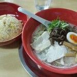 Eki Ramen - 醤油ラーメン＋半チャーハン１１００円