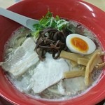 Eki Ramen - 具は豚チャーシュー２枚、鶏チャーシュー１枚、メンマ、木耳、青ねぎで背脂がたっぷり