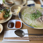 イエ トゥーン - 牛肉のフォーと揚げ春巻きのセット