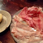 カントニクス - エア生ハム盛り合わせに揚げパン（ニョッコ）。熱々のパンに乗せて油が溶けるのを待ってから食する