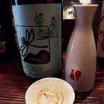カントニクス - この店は羊を熱燗と合わせる店。ワインのペアリングよろしく各料理に合わせて合う熱燗を出してくれるので、お任せでも良き♪