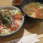 津久紫 - 「サービスランチ 650円」、1/15(木)は「ビンナガマグロ鉄火丼と小正月味噌ぞうに」