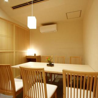 落ち着いた空間。個室は接待・会食やハレの日利用にどうぞ。