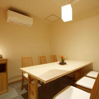 テーブル個室（六名様まで）
                                  接待・会食・お顔合わせなどに
