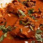 カレーショップ フェンネル - ソースの上にはパクチーが