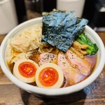 櫻井中華そば店 - 特製中華そばに自家製ワンタントッピング