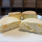 あじまん - 料理写真:期間限定の「オレンジフロマージュ」（120円）と、定番の「カスタードクリーム」（120円）