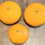 角上魚類 相模原店 - 手前がみかん♬みかんより大きいのよ。2個で861円♬お高いわよね。ﾀﾞｹﾄﾞ･･ﾀﾍﾞﾀｲwww