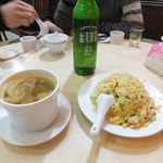 京鼎楼 - 台湾ビールで乾杯後、まずはチャーハンや鶏のスープなどがやってきました〜♪
