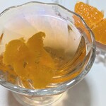 角上魚類 - 先ずはそのまま食べたの。甘味は弱い、酸味が強いが・・やっぱり濃厚さがある。うん、うん、ｵｲｼｰｰｰｰｰｰｰｰｰｲ(≧▽≦)これは・・ラベンダーハニーブッフュティーに入れたの。最高⤴