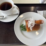 上総モナークカントリークラブ レストラン - 朝ごはん。ホットドックを半分にしてくださいって言ったら、切って別々に持ってきてくれました。