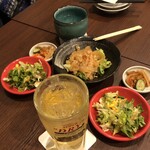 中華 真真好 - クラゲは太くてコリコリ。サービスのサラダとキムチ味の漬物