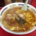 ワンタン麺から立ち上る湯気