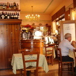 Osteria dal Capo - 内観写真:昼間から皆楽しそうです