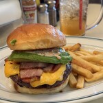 アメリカンハウスダイナー - 料理写真:カリフォルニアDXチーズバーガー（2180円）