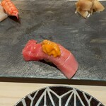 銀座のみこ寿司 - まぐろにウニ載せ(自分で)