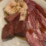 Yakiniku 名もなき名店へ 一切入魂一枚売り焼肉 - レバー、ホルモン、ミスジ