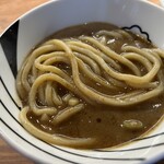 つけ麺一頂 秋葉原店 - スープを7分ほどつけるとバランス良く食べられます。