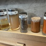 つけ麺一頂 - 卓上の調味料。