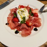 CICADA - フレッシュブラータチーズとハモンセラーノ、季節のフルーツ