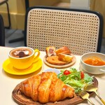CoCoru Show Cafe - 【1日30食限定】
      焼きたてブランチパンセット ¥1000（ドリンク別）