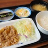 松屋 - 得朝牛皿定食(税込400円)
①牛肉(米国・カナダ産)&玉葱(中国・国産)、野菜サラダ(千切り甘藍&千切り紫甘藍&針人参&萵苣)②白ご飯【小】(国産)③お味噌汁④お漬け物(浅漬け白菜)⑤味付海苔 