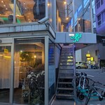 BISTRO AKIJI - ガラス張りのカジュアルな感じ