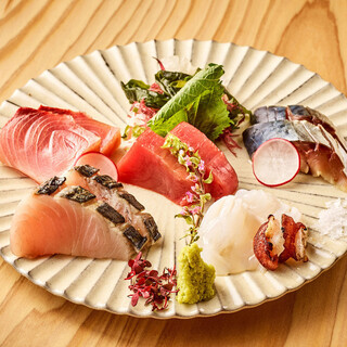 炭火香る寒鰆と旬の五種盛り。季節の移ろいを味わう鮮魚料理