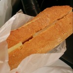 Pikkoromondo - グリエールチーズをサンドしたパン
                        