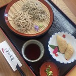 手打ち処 赤そば茶屋 - ざるの手前が赤蕎麦